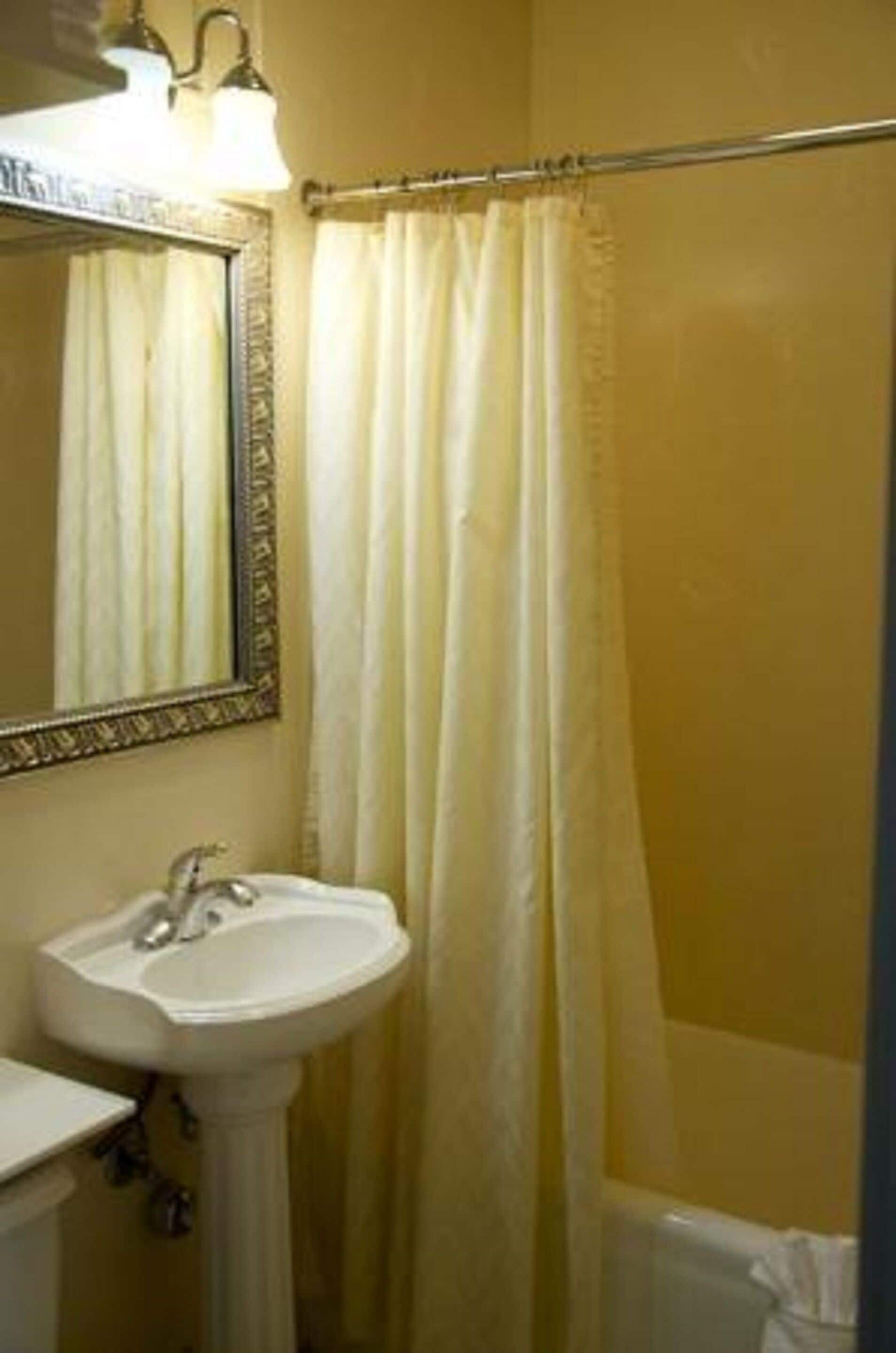 combined shower/bathtub, hair dryer, towels