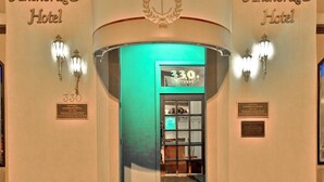 L’extérieur de l’hôtel Anchorage se distingue par son entrée imposante, une enseigne indiquant l’adresse (330) et une plaque commémorative attestant de son statut d’hôtel historique.