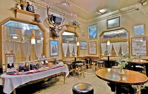 Free daily buffet breakfast - Historic Anchorage Hotel (Anchorage)