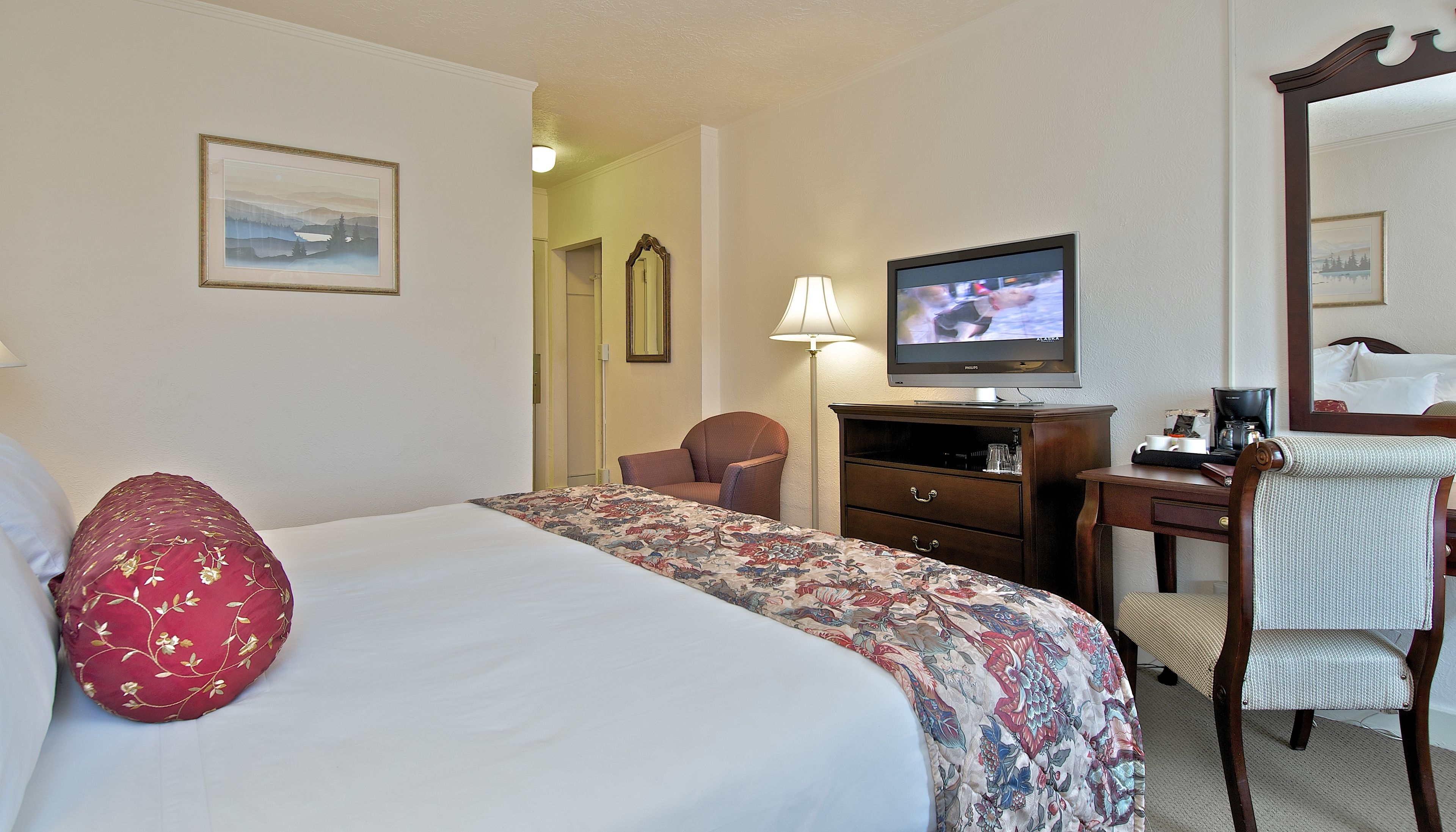 deluxe room | living area | lcd tv, pay films