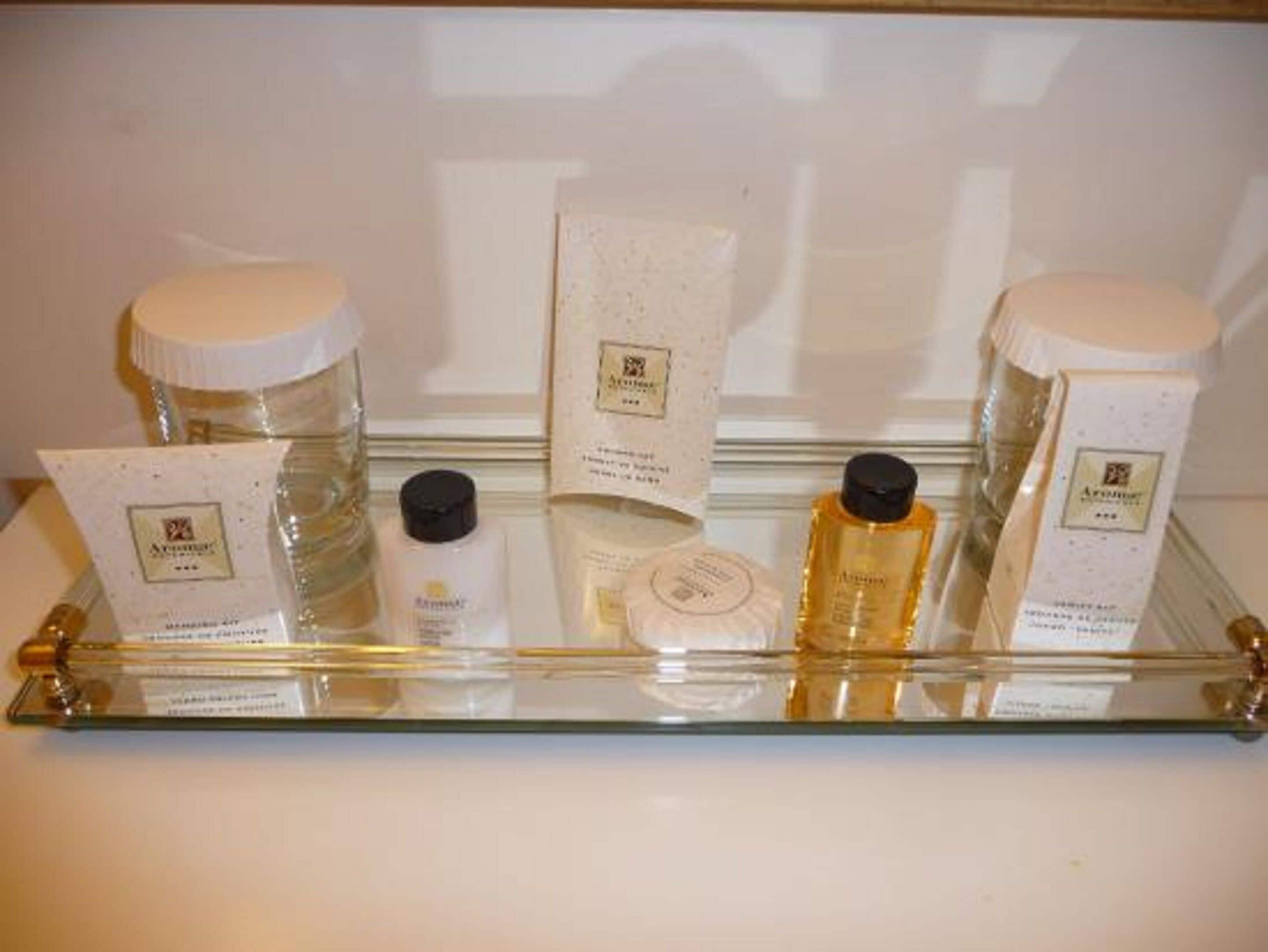 combined shower/bathtub, hair dryer, towels