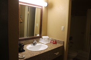 Regadera, amenidades de baño gratuitas, secadora de cabello, toallas 