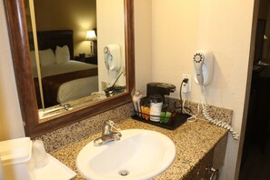 Regadera, amenidades de baño gratuitas, secadora de cabello, toallas 