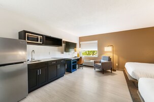 Quarto, 2 camas Queen, para não fumantes (Efficiency, Upgrade) | Roupas de cama premium, escrivaninha, cortinas blackout