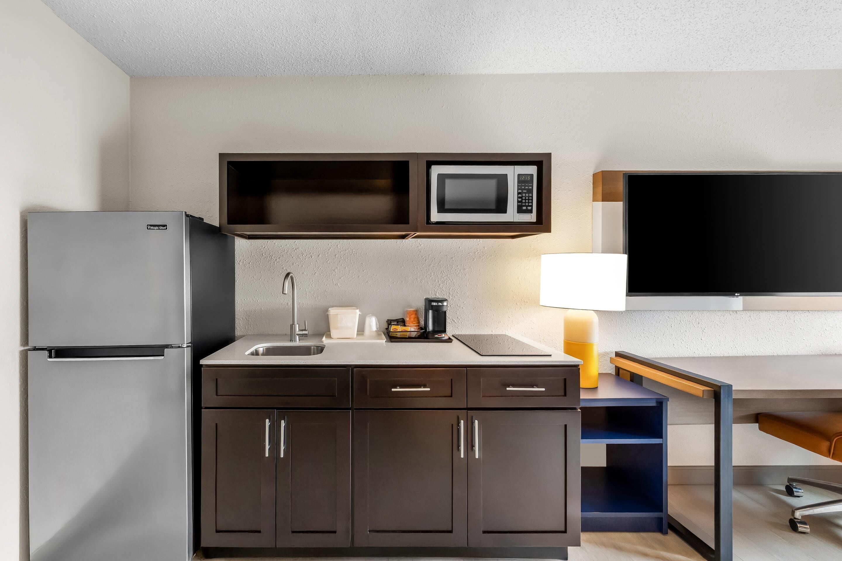 客房, 2 张大床, 无烟房 (Efficiency, Upgrade) | 高档床上用品、办公桌、遮光窗帘、熨斗/熨衣板