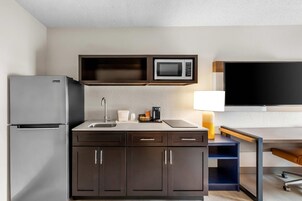 Quarto, 2 camas Queen, para não fumantes (Efficiency, Upgrade) | Roupas de cama premium, escrivaninha, cortinas blackout