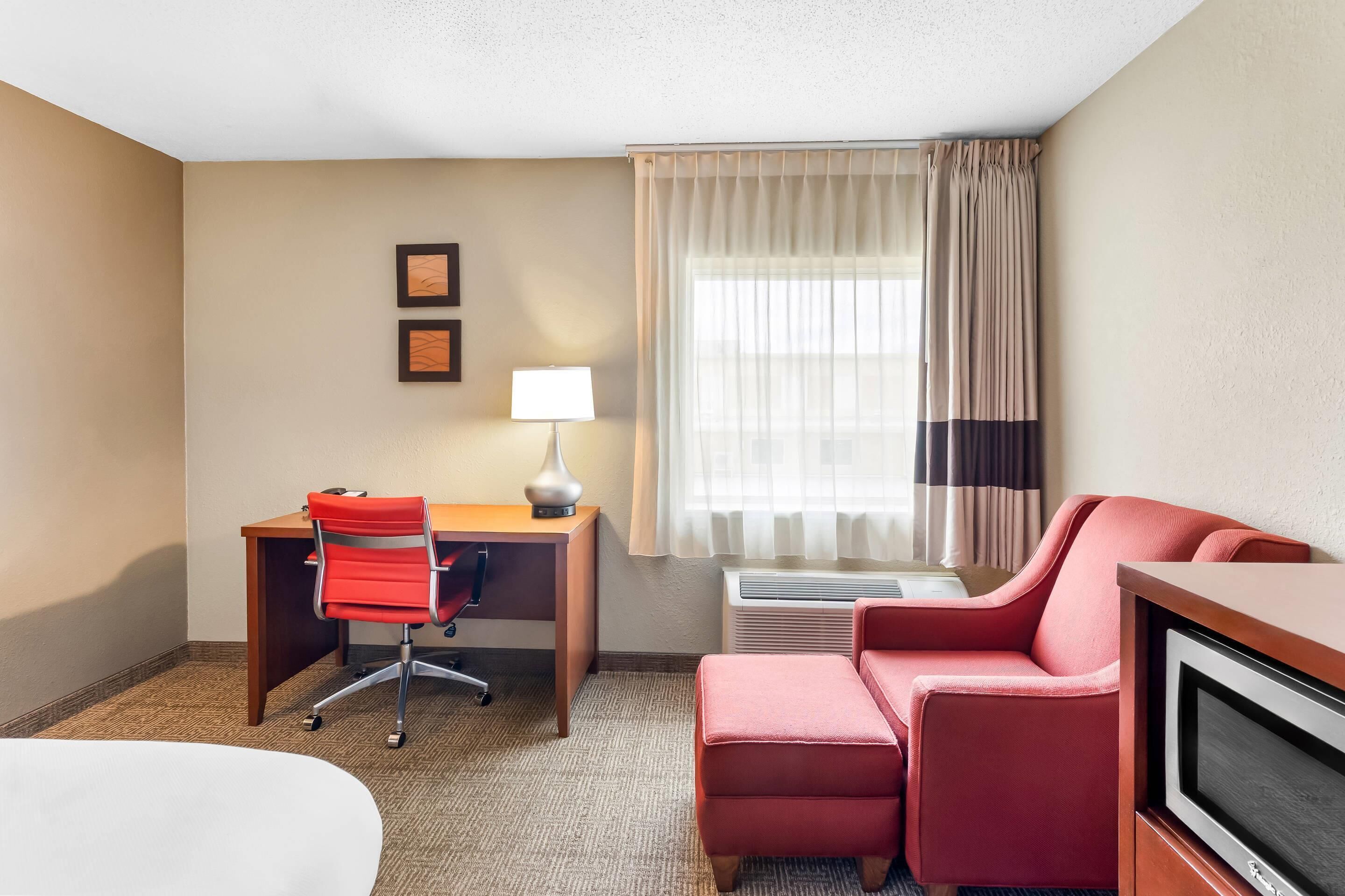 Standard Room, 1 King Bed, Non Smoking | Premium bedding, desk, blackout drapes, iron/ironing board