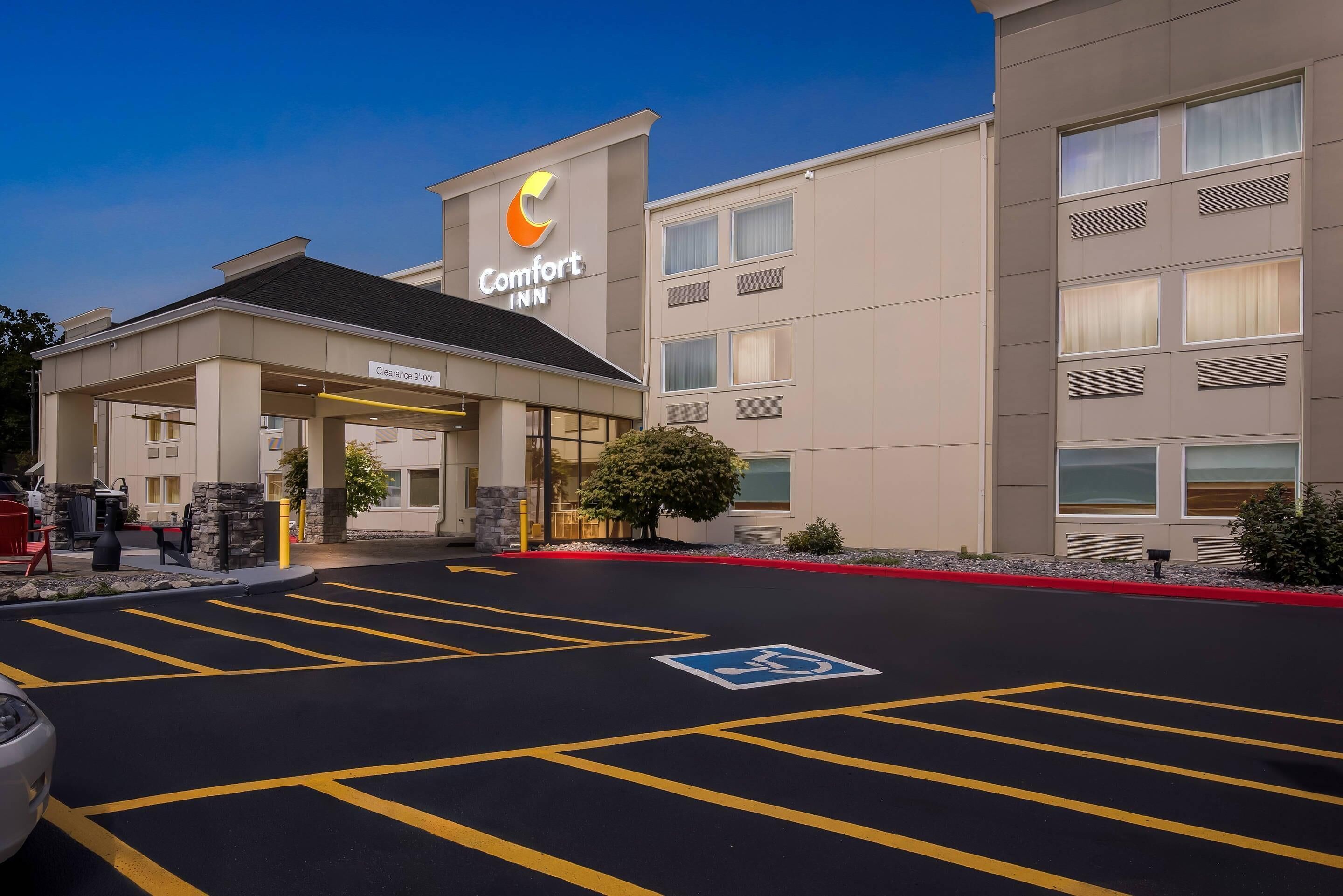 Ein Comfort Inn Hotel mit freiem Zugang, Parkplätzen für Menschen mit Behinderung und einer gut beleuchteten Fassade.