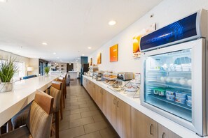 Buffet déjeuner gratuit tous les jours