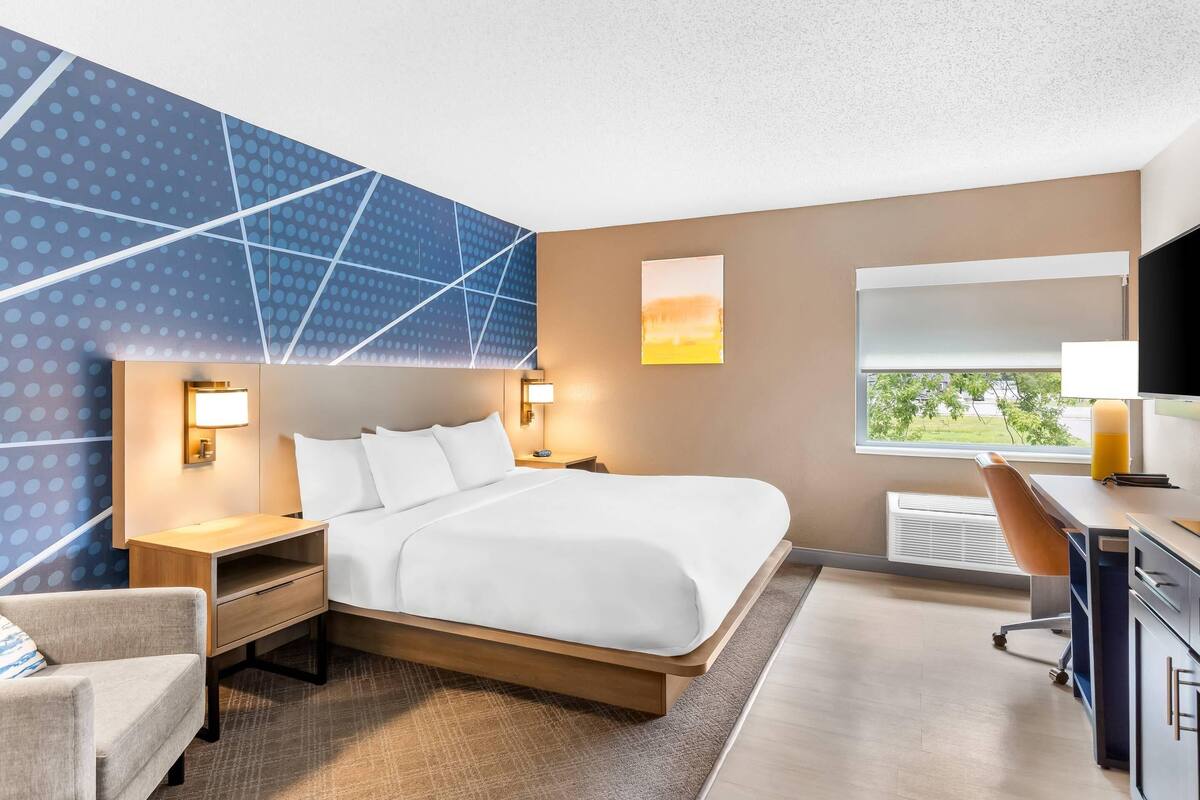 Phòng Suite, 1 giường cỡ king, không hút thuốc (Efficiency, Upgrade) | Bộ đồ giường cao cấp, bàn, màn/rèm cản sáng 