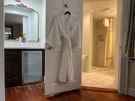 Lower Level King - Chatham Room | Bathroom