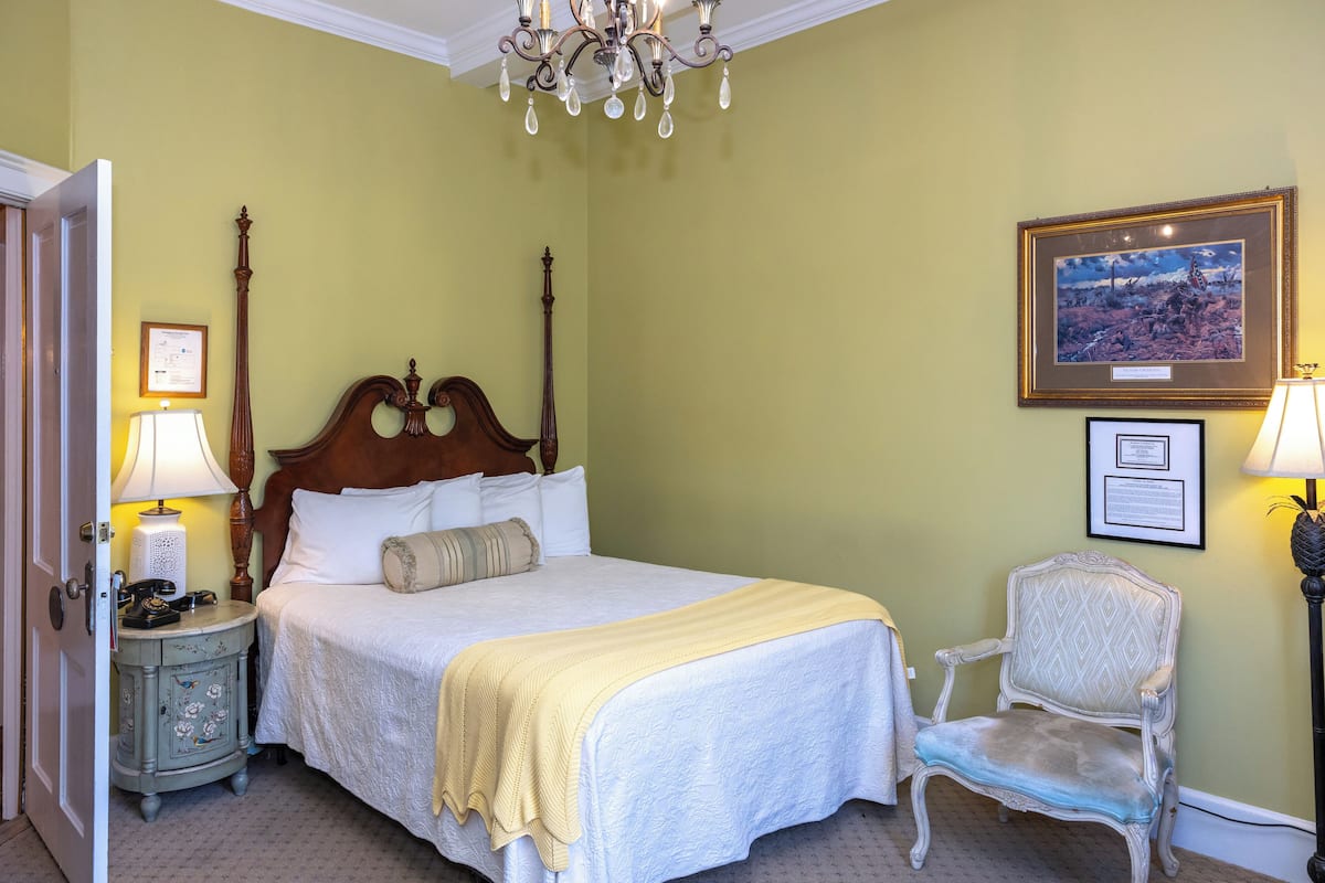 Main House Queen - Lee Room | Premium bedding, in-room safe, individually decorated