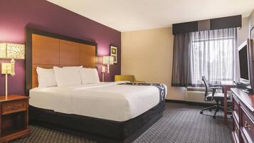 Hochwertige Bettwaren, Schreibtisch, BĂŒgeleisen/BĂŒgelbrett