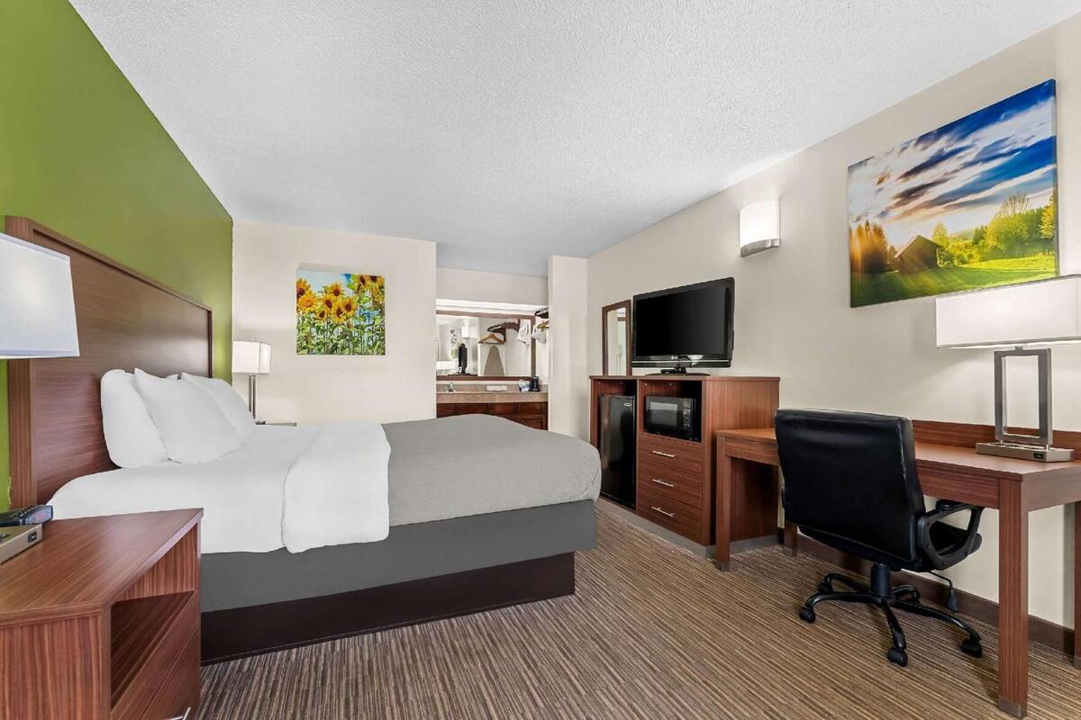 Desk, iron/ironing board, WiFi (free), alarm clocks