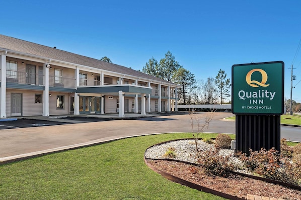 Edificio de Quality Inn, una marca de Choice Hotels, con acceso cubierto y estacionamiento.
