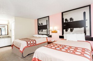 Escritorio, tabla de planchar con plancha, wifi gratis y ropa de cama