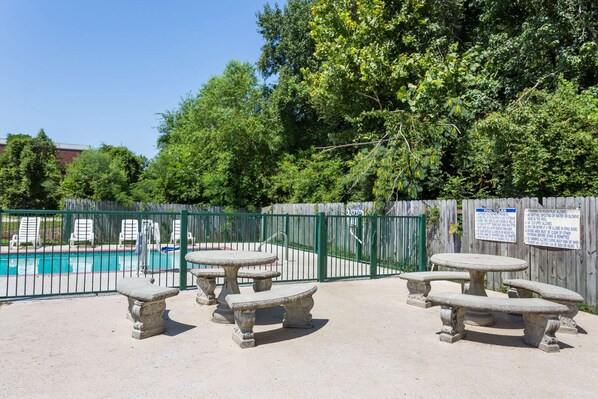 Piscine extérieure en saison, chaises longues