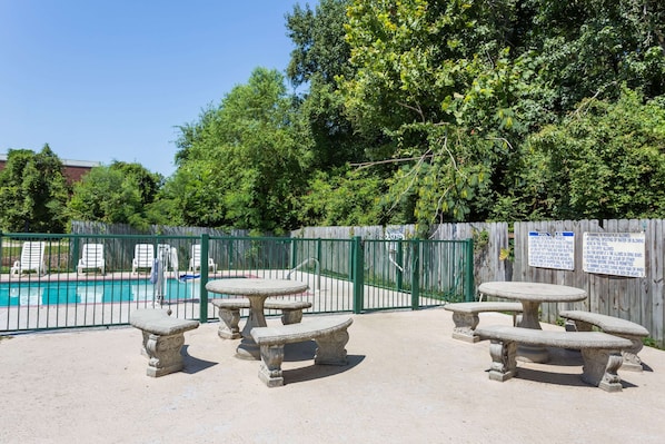 Piscine extérieure en saison, chaises longues