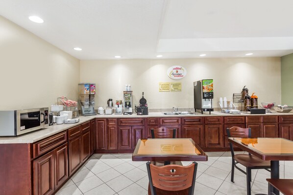 Breakfast area - Super 8 by Wyndham Statesboro (Statesboro)