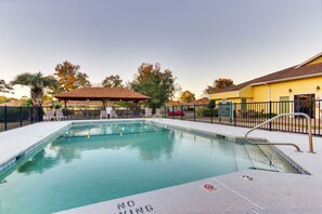 Outdoor pool, open 9:00 AM to 9:00 PM, pool umbrellas, pool loungers - Mariners Suites (Kingsland)