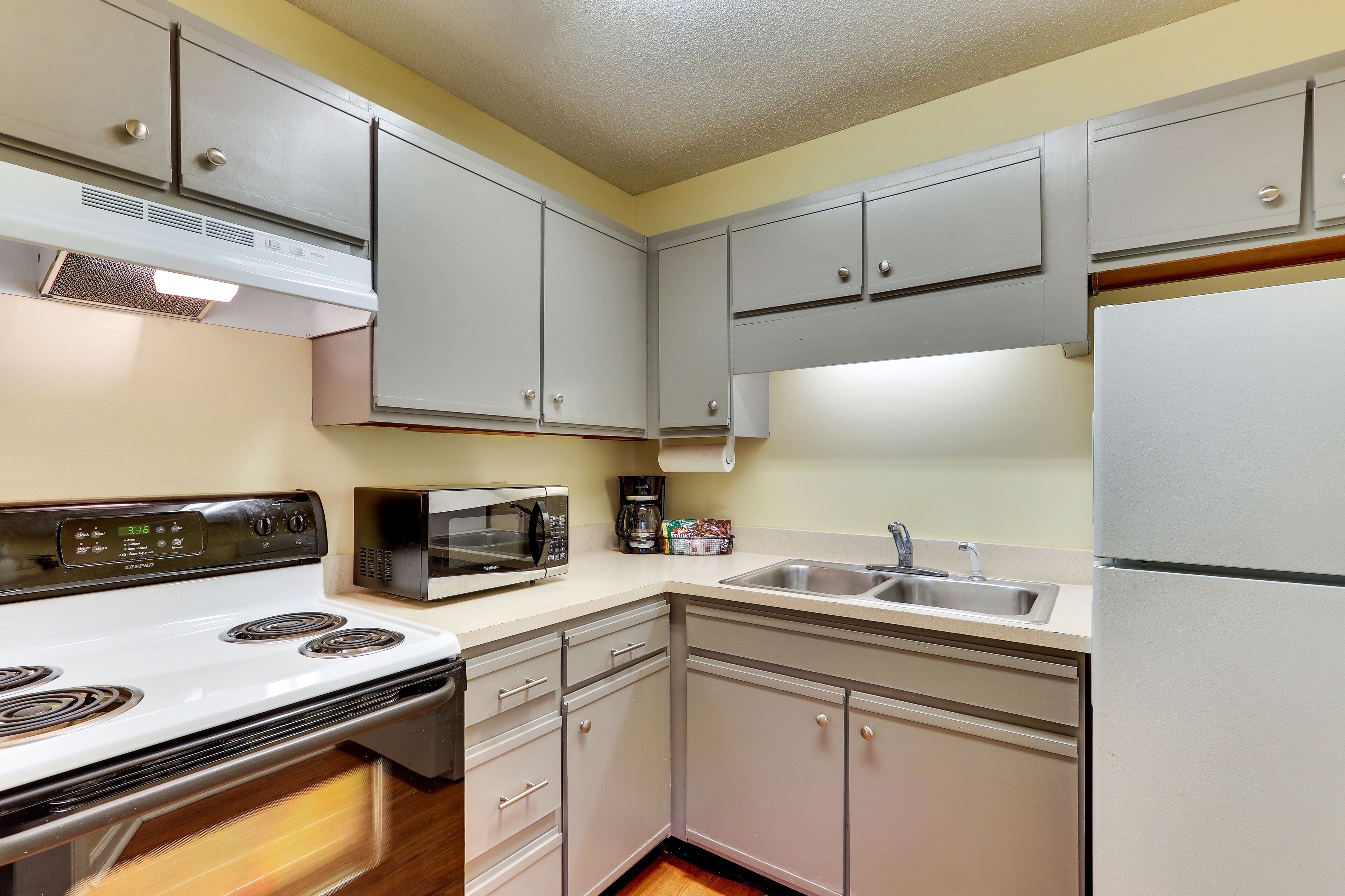 studio suite, 2 double beds | private kitchen | full-sized fridge, microwave, oven, stovetop