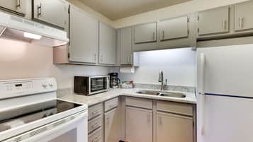 Studio Suite, 1 King Bed | Private kitchen | Full-size fridge, microwave, oven, stovetop