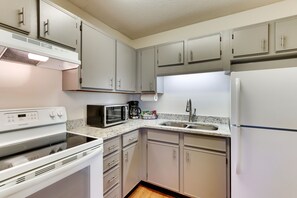 Suite estudio, 1 cama King size | Cocina privada | Refrigerador con congelador, microondas, horno y parrilla de estufa 