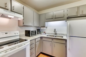 Studio Suite, 1 King Bed | Private kitchen | Full-sized fridge, microwave, oven, stovetop