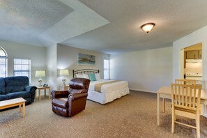 Individually furnished, desk, laptop workspace, iron/ironing board - Mariners Suites (Kingsland)