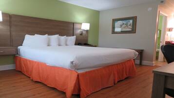 Standard Room, 1 Queen Bed, Non Smoking, Refrigerator & Microwave