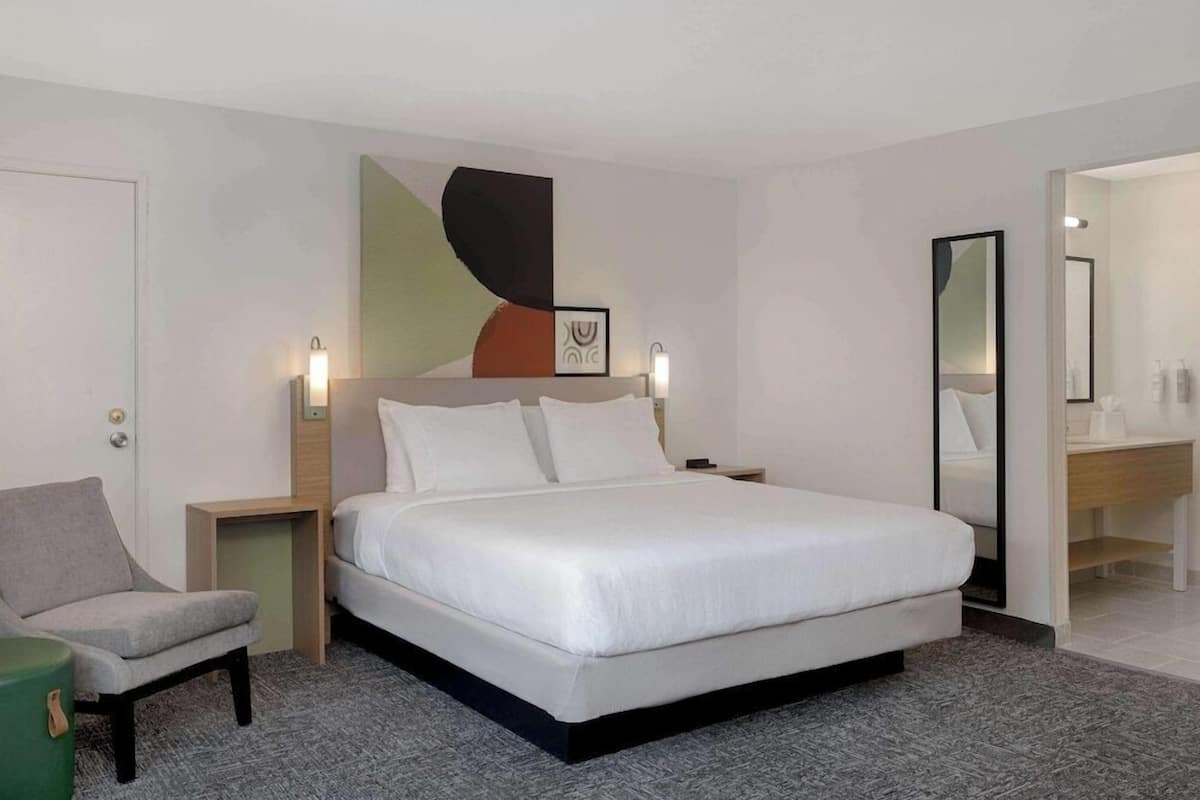 Premium bedding, desk, iron/ironing board, free cribs/infant beds