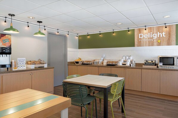 Free daily continental breakfast - Spark by Hilton Savannah Midtown (Savannah)