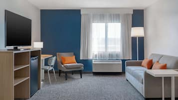 Suite, 1 King Bed | Living area