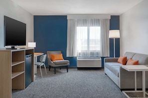 Suite, 1 cama de matrimonio grande | Zona de estar | Una televisión de pantalla plana