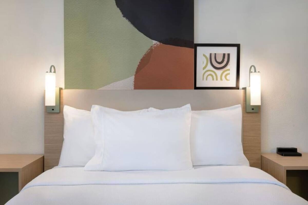 Premium bedding, desk, iron/ironing board, free cots/infant beds