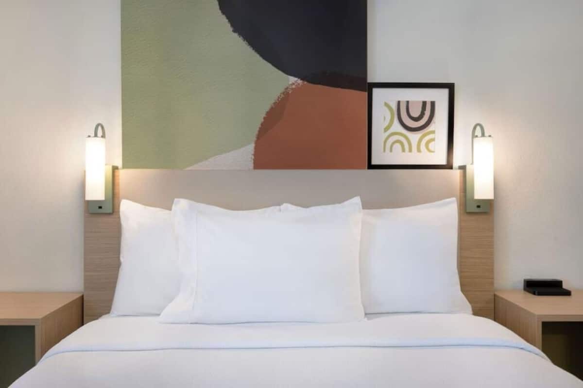 Premium bedding, desk, iron/ironing board, free cribs/infant beds