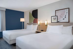 Chambre, 2 grands lits | Literie de qualité supérieure, bureau, fer et planche à repasser