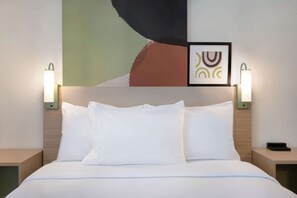 Biancheria da letto di alta qualità, una scrivania, ferro/asse da stiro