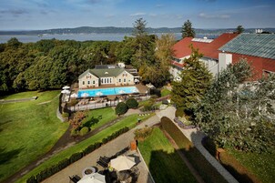 Una piscina techada, una piscina al aire libre de temporada