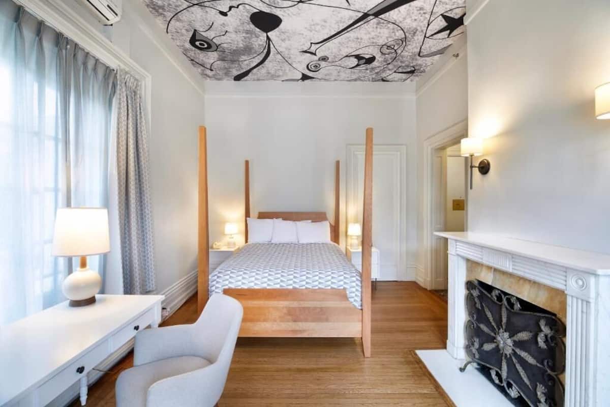 Luxe beddengoed, een kluis op de kamer, een bureau, een laptopwerkplek