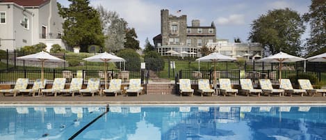 Una piscina cubierta, una piscina al aire libre de temporada