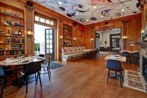 Se sirven cenas, brunch y cocina asiática 