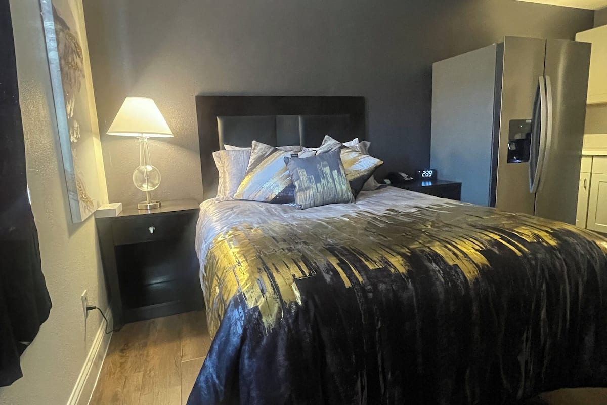 Deluxe Single Room | Iron/ironing board, free WiFi, bed sheets