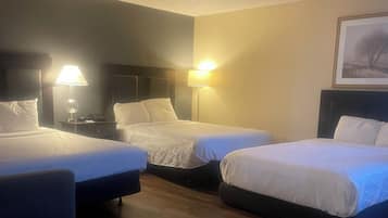 Habitación triple estándar | Tabla de planchar con plancha, wifi gratis y ropa de cama