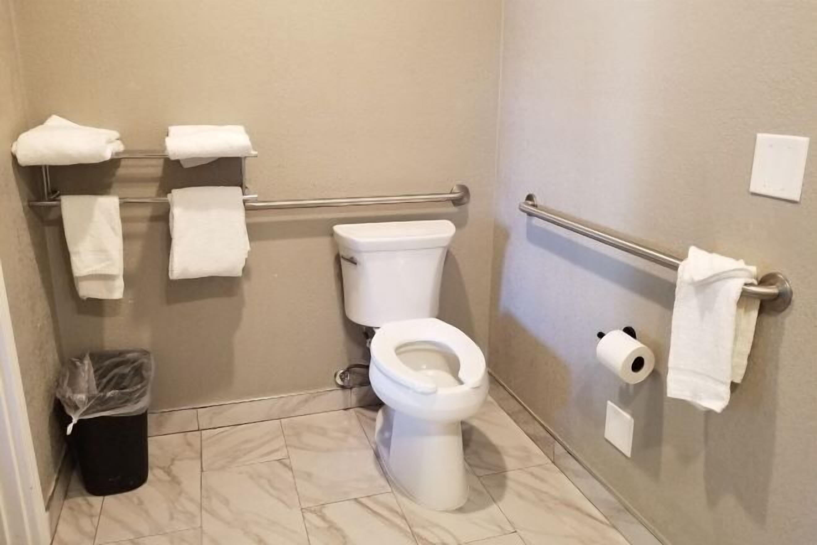 Bad | Toalettartikler (inkludert), hårføner, håndklær og såpe