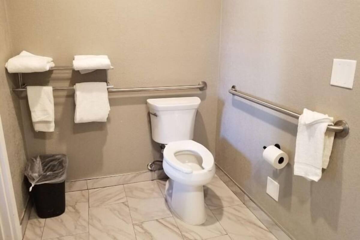 Bad | Toalettartikler (inkludert), hårføner, håndklær og såpe