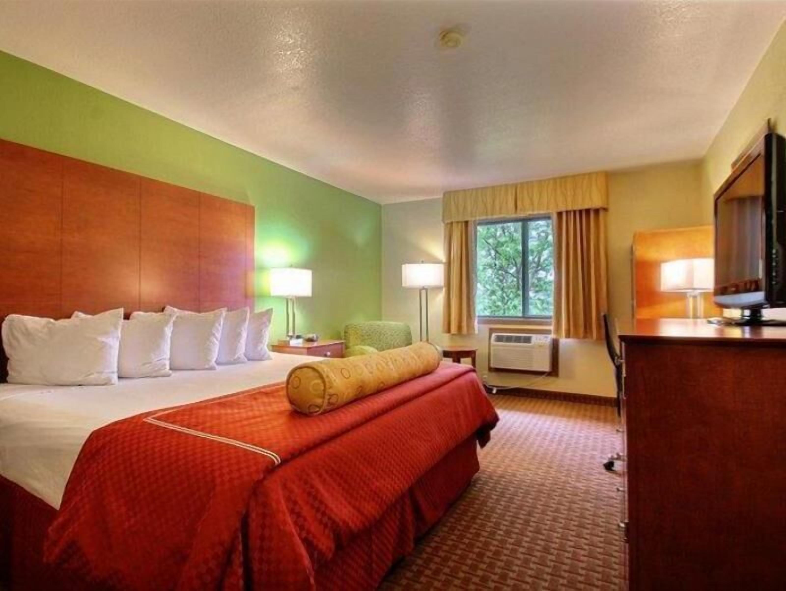 In-room safe, desk, laptop workspace, iron/ironing board