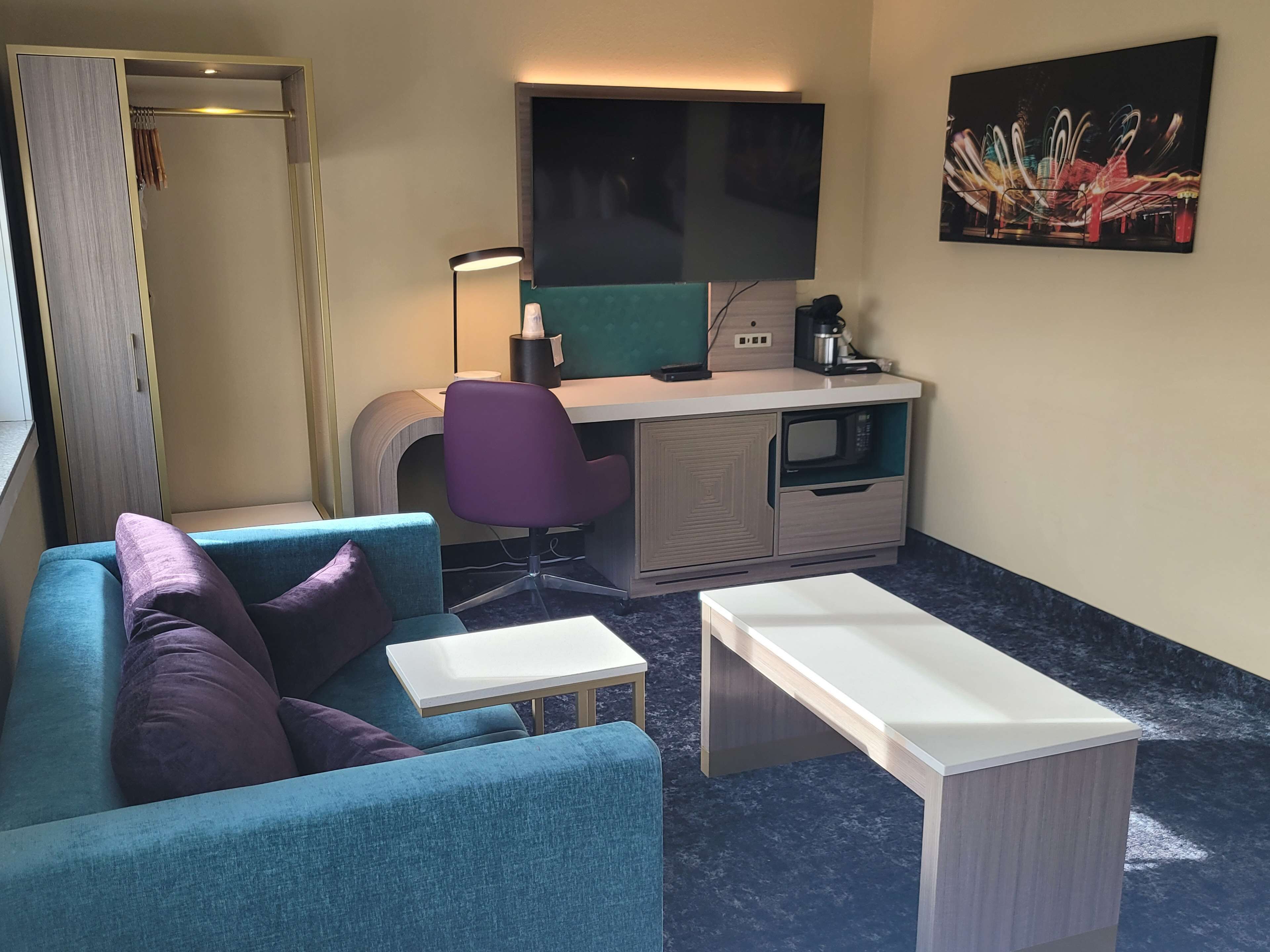 Rom – standard, 2 queensize-senger, ikke-røyk, kjøleskap og mikrobølgeovn (Larger Room;with Sofabed) | Safe på rommet, skrivebord og skrivebord for bærbar PC