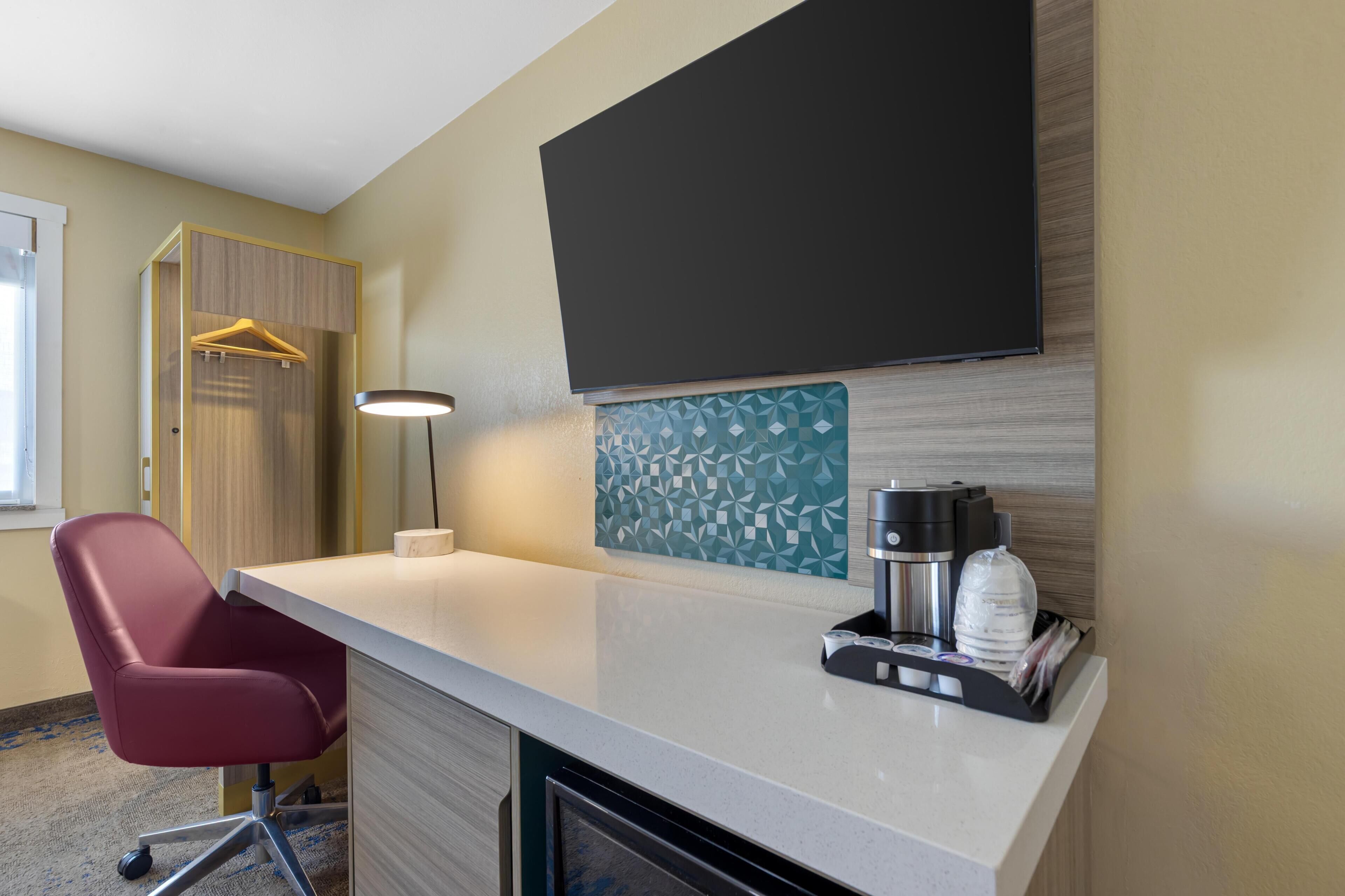 Standard Room, 1 King Bed, Non Smoking, Refrigerator & Microwave | In-room safe, desk, laptop workspace, iron/ironing board