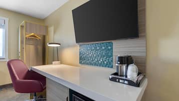 Standard Room, 1 King Bed, Non Smoking, Refrigerator & Microwave | In-room safe, desk, laptop workspace, iron/ironing board